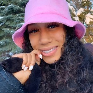 Meet your Posher, Desiree